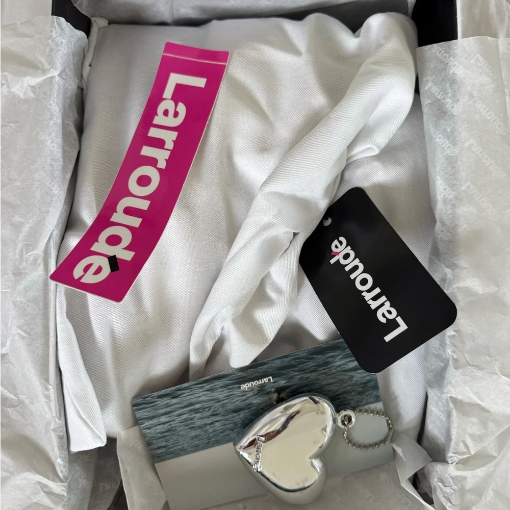 Larroude Gio Milanina Sandal Beige/Raffia made in Brazil.
New in original box. - Picture 3 of 11